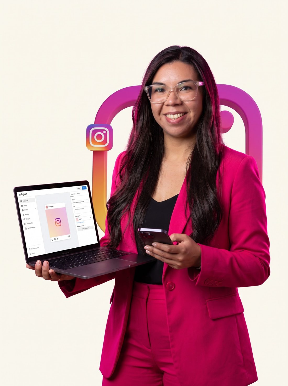 Josy Salazar con traje fucsia sosteniendo laptop y smartphone